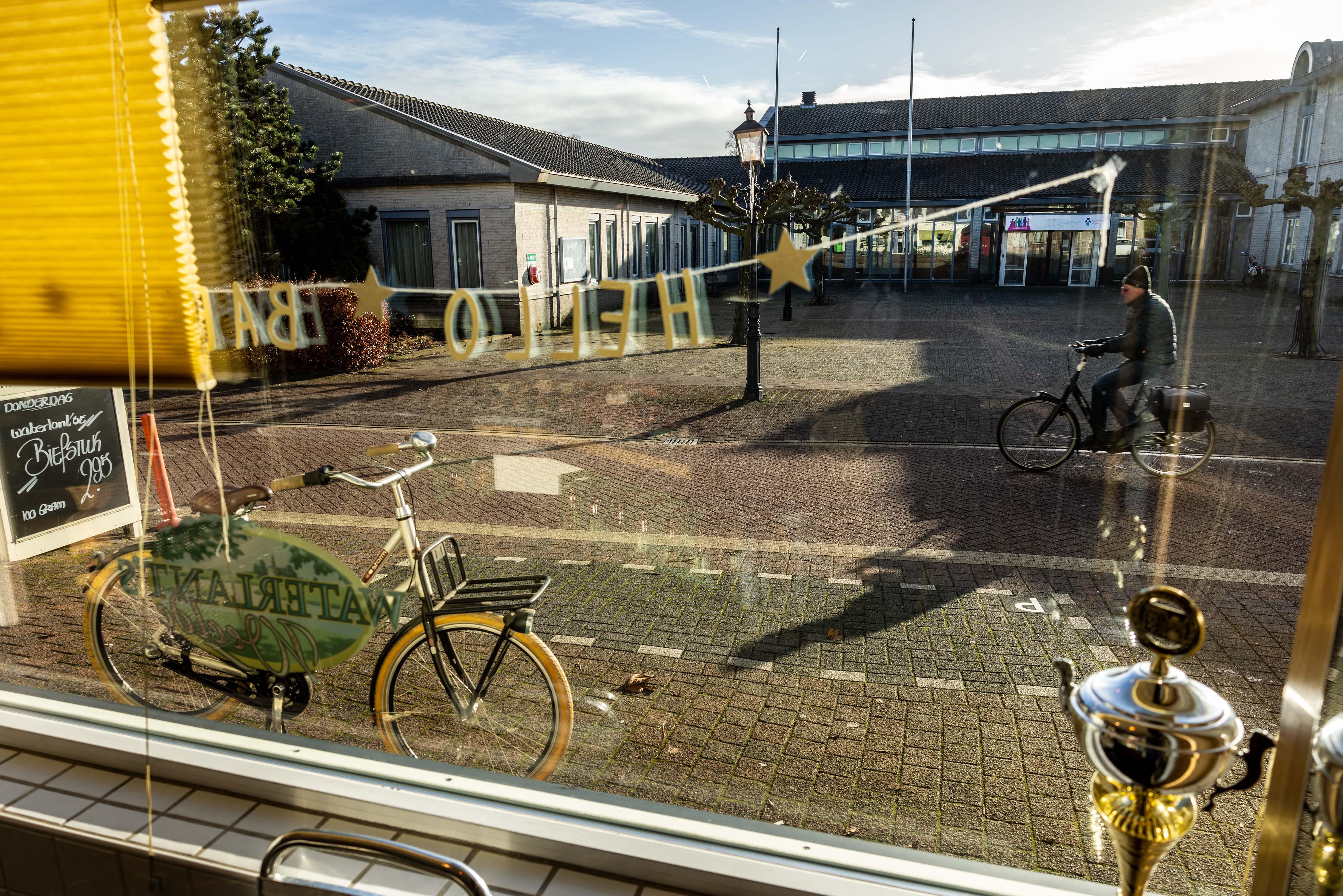 ’Het is godgeklaagd dat dit nog altijd leegstaat’; bundelen zorg en horeca in oude gemeentehuis Oost